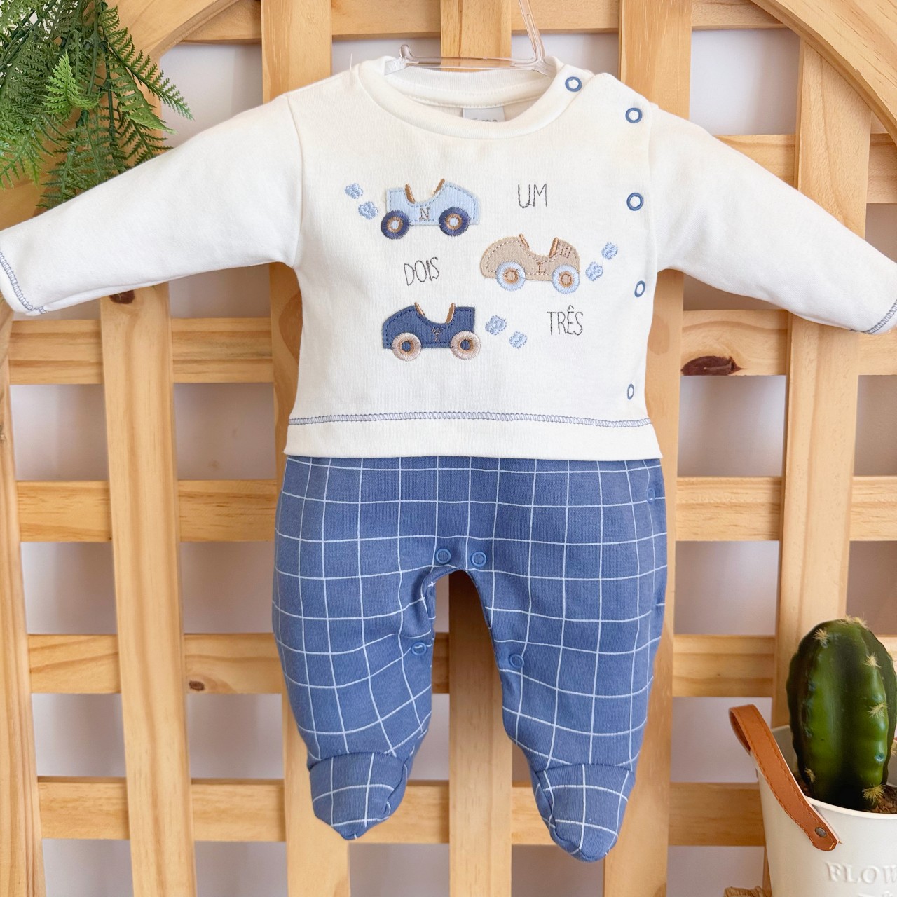 Macacão Malha Trape Zape - Carrinhos Um, Dois, Três - Azul Jeans e Off White